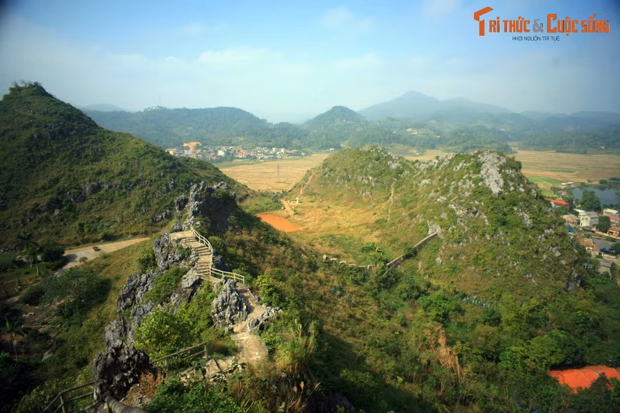 Từ trên cao nhìn xuống, khung cảnh khiến nhiều người phải trầm trồ. Những bức tường thành cổ kính ẩn hiện giữa cỏ cây, trên nền là núi đá kỳ vĩ.