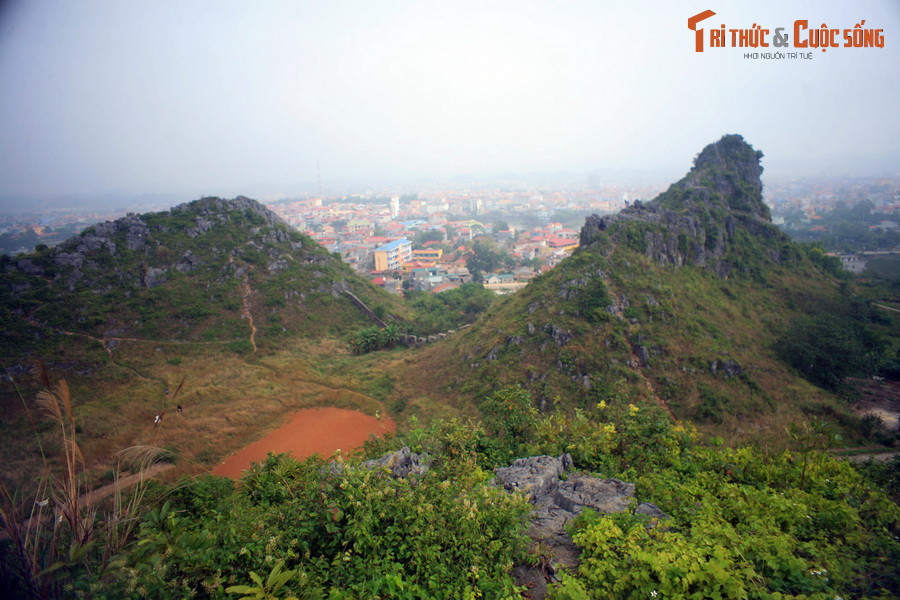 Có giả thuyết cho rằng, tòa thành này còn có vai trò như một “đấu đong quân”. Quân lính được đưa về đây, cứ đầy lòng “đấu” thì sẽ biết số quân là bao nhiêu, rồi cứ thế mà nhân lên cho đến khi hết quân.