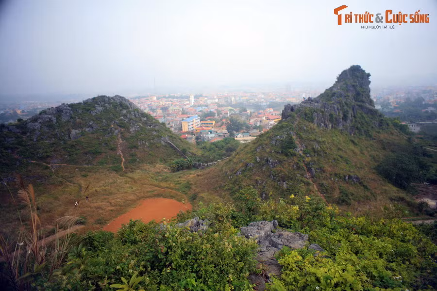 Có giả thuyết cho rằng, tòa thành này còn có vai trò như một “đấu đong quân”. Quân lính được đưa về đây, cứ đầy lòng “đấu” thì sẽ biết số quân là bao nhiêu, rồi cứ thế mà nhân lên cho đến khi hết quân.