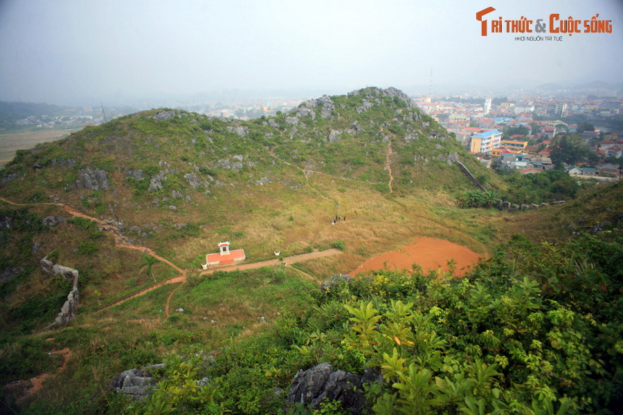 Những bức tường thành được xây kiên cố, quây kín một khoảng đất trống bằng phẳng giữa các ngọn núi.