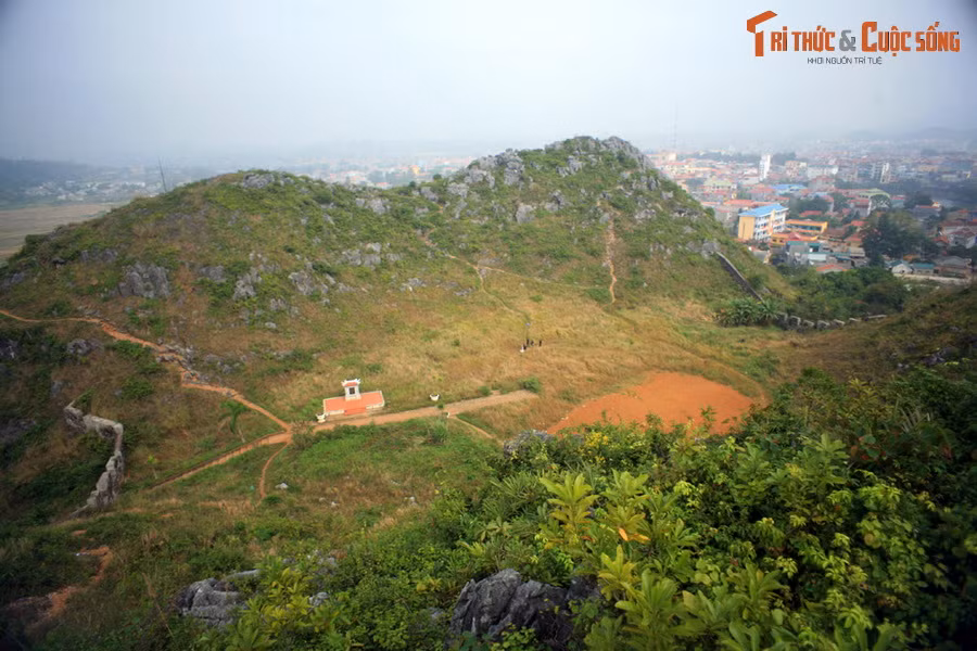 Những bức tường thành được xây kiên cố, quây kín một khoảng đất trống bằng phẳng giữa các ngọn núi.