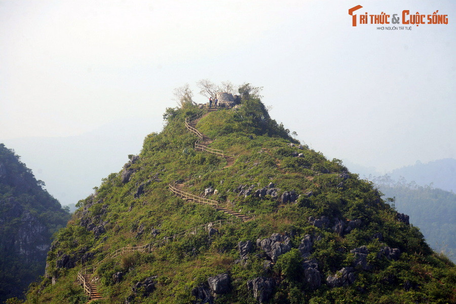 Lối mòn kết thúc ở đỉnh núi, nơi từng được quân nhà Mạc xưa dùng làm đài quan sát mọi động tĩnh trong vùng.