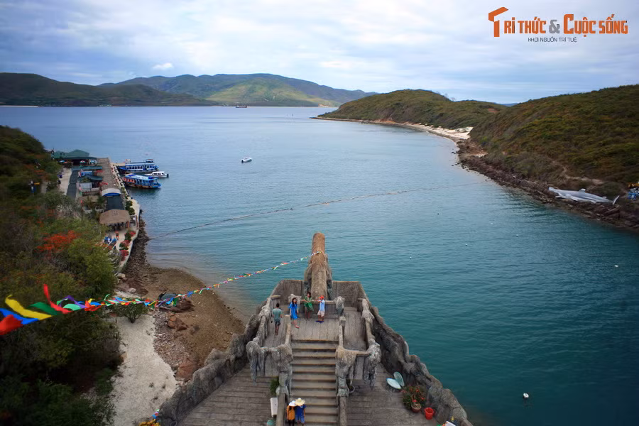 Ngược dòng thời gian, thủy cung Trí Nguyên hình thành vào năm 1971, khi một ngư dân địa phương tên Lê Cẩn có sáng kiến tạo ra một đại dương thu nhỏ ngay trong lòng hồ.