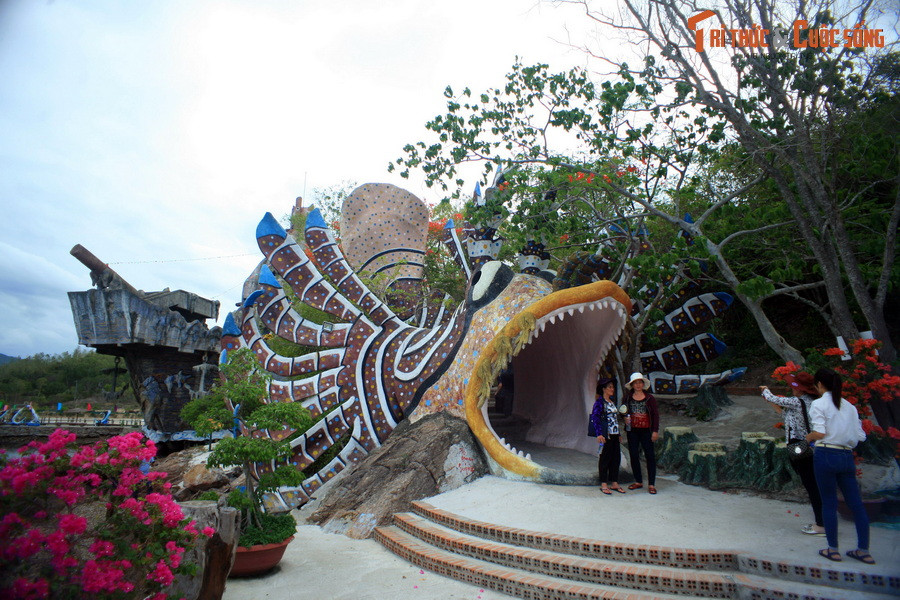 Đến năm 1997, công trình được bàn giao cho Nhà nước với chủ quản là Công ty Du lịch Khánh Hòa. Năm 1994 chính quyền đã đầu tư 10 tỷ đồng để xây dựng nên mô hình thủy cung và phát triển du lịch cho đến nay.