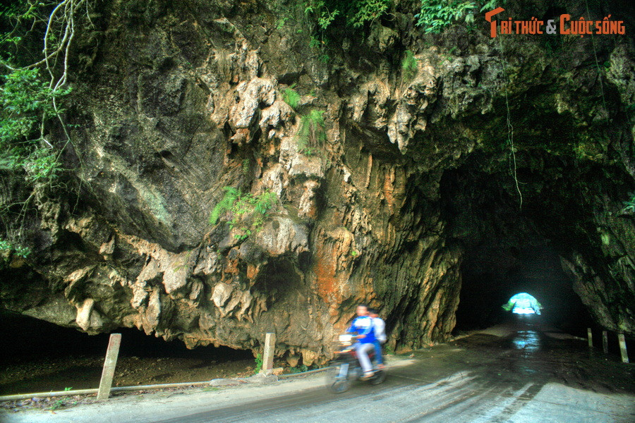 Đây cũng được coi là một trong những khu vực ở Việt Nam được người tiền sử chiếm cư từ rất sớm, là nơi đóng đô của vương triều Mạc và đặc biệt là cái nôi của cách mạng Việt Nam thời kỳ kháng chiến chống thực dân Pháp. Ảnh: Hang đá tự nhiên nằm trên tỉnh lộ 207, huyện Hạ Lang.