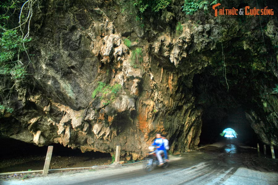 Đây cũng được coi là một trong những khu vực ở Việt Nam được người tiền sử chiếm cư từ rất sớm, là nơi đóng đô của vương triều Mạc và đặc biệt là cái nôi của cách mạng Việt Nam thời kỳ kháng chiến chống thực dân Pháp. Ảnh: Hang đá tự nhiên nằm trên tỉnh lộ 207, huyện Hạ Lang.