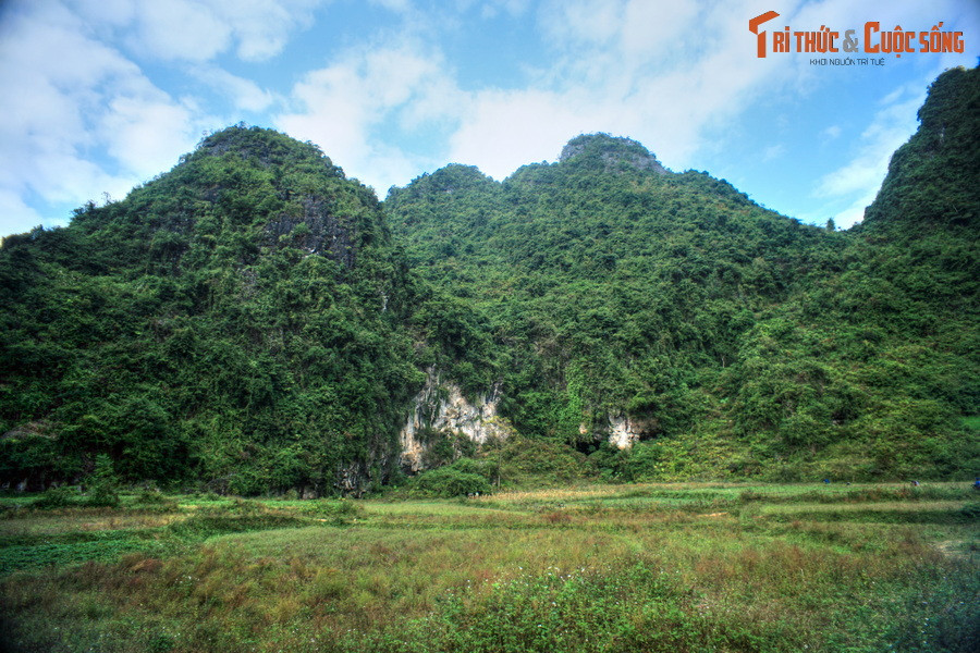 Về tổng quan, Công viên địa chất Non nước Cao Bằng có diện tích hơn 3.390 km², bao gồm các huyện Hà Quảng, Trùng Khánh, Hạ Lang, Quảng Hòa và một phần diện tích của các huyện Hòa An, Nguyên Bình và Thạch An của tỉnh Cao Bằng. Ảnh: Cảnh núi non ở huyện Trùng Khánh.