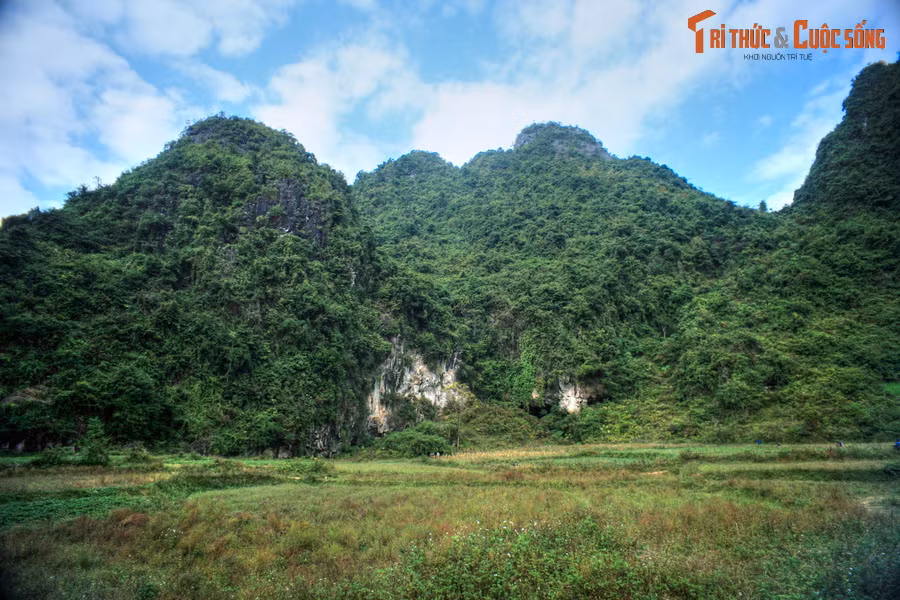 Về tổng quan, Công viên địa chất Non nước Cao Bằng có diện tích hơn 3.390 km², bao gồm các huyện Hà Quảng, Trùng Khánh, Hạ Lang, Quảng Hòa và một phần diện tích của các huyện Hòa An, Nguyên Bình và Thạch An của tỉnh Cao Bằng. Ảnh: Cảnh núi non ở huyện Trùng Khánh.