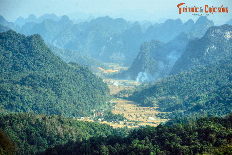 Có thể nói Công viên địa chất toàn cầu Non nước Cao Bằng là một miền đất hiếm có, nơi du khách vừa có thể tìm hiểu lịch sử của Trái Đất, vừa là nơi lý tưởng để khám phá vẻ đẹp của đất nước và con người Việt Nam. Ảnh: Thung lũng nằm giữa các dãy núi kỳ vĩ ở huyện Thạch An,