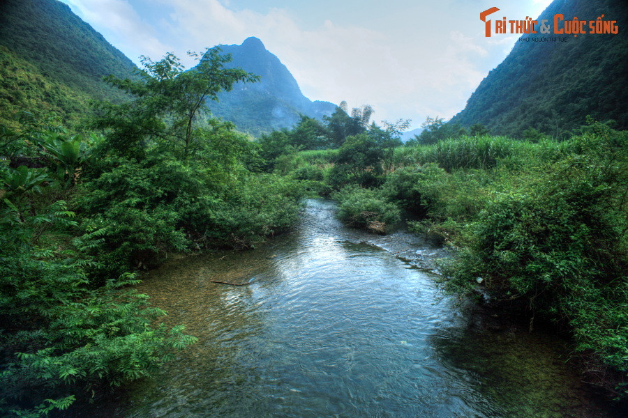 Là vùng đất có bề dày văn hóa, lịch sử, khu vực này đã có hơn 215 di tích được xếp hạng, trong đó có 3 Di tích quốc gia đặc biệt là Rừng Trần Hưng Đạo, Khu di tích Pác Bó và Di tích lịch sử Địa điểm Chiến thắng Biên giới năm 1950. Ảnh: Suối Lê Nin ở huyện Hà Quảng.