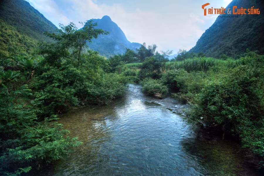 Là vùng đất có bề dày văn hóa, lịch sử, khu vực này đã có hơn 215 di tích được xếp hạng, trong đó có 3 Di tích quốc gia đặc biệt là Rừng Trần Hưng Đạo, Khu di tích Pác Bó và Di tích lịch sử Địa điểm Chiến thắng Biên giới năm 1950. Ảnh: Suối Lê Nin ở huyện Hà Quảng.