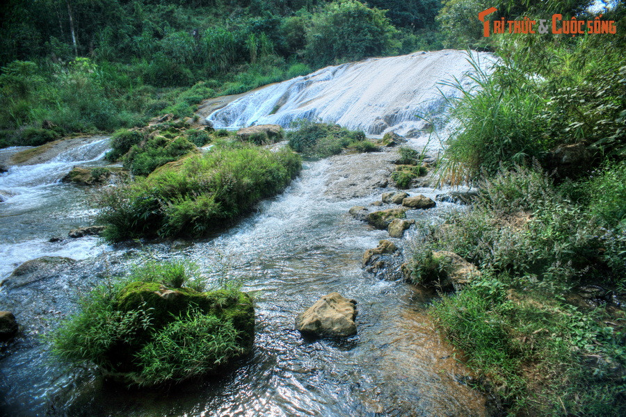 Công viên địa chất toàn cầu Non nước Cao Bằng cũng nổi tiếng với các giá trị đa dạng sinh học, thể hiện qua sự phong phú của các hệ sinh thái, là nơi bảo tồn nhiều loài động thực vật đặc hữu. Ảnh: Một con suối ở huyện Quảng Hòa.