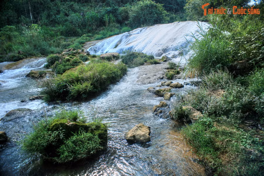 Công viên địa chất toàn cầu Non nước Cao Bằng cũng nổi tiếng với các giá trị đa dạng sinh học, thể hiện qua sự phong phú của các hệ sinh thái, là nơi bảo tồn nhiều loài động thực vật đặc hữu. Ảnh: Một con suối ở huyện Quảng Hòa.