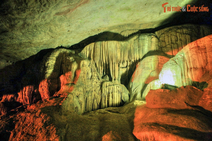 Thêm vào đó là rất nhiều kiểu loại di sản địa chất khác như các hóa thạch cổ sinh, ranh giới giữa các phân vị địa chất, đứt gãy, các loại hình khoáng sản hình thành trong khu vực... Ảnh: Bên trong động Ngườm Ngao, huyện Trùng Khánh.