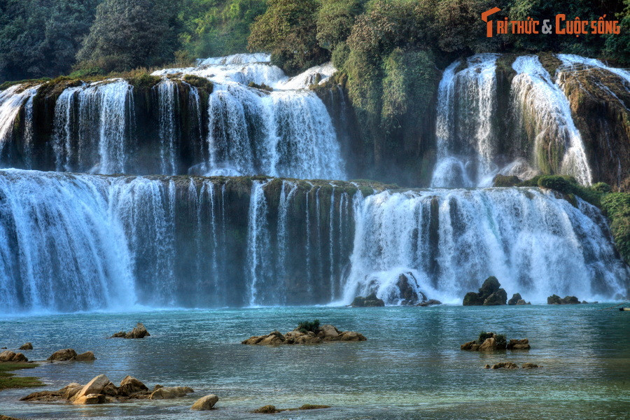 Trong phạm vi Công viên địa chất có nhiều danh lam thắng cảnh nổi tiếng Cao Bằng. Có thể kể đến như Thác Bản Giốc, động Ngườm Ngao, quần thể hồ Thang Hen, khu du lịch sinh thái Phia Oắc, Phia Đén... Ảnh: Thác Bản Giốc, huyện Trùng Khánh.