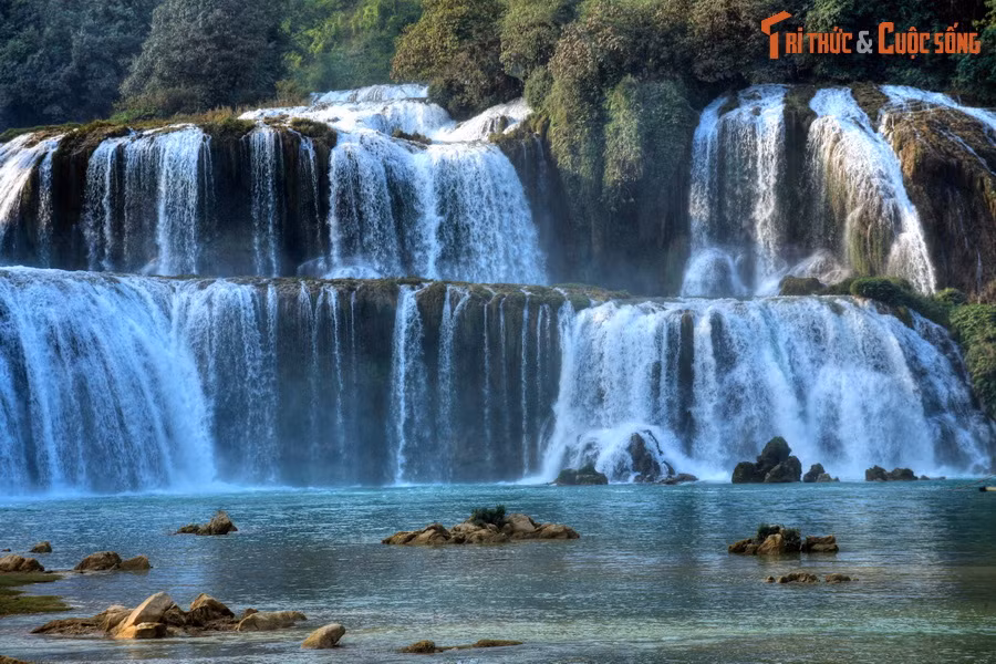 Trong phạm vi Công viên địa chất có nhiều danh lam thắng cảnh nổi tiếng Cao Bằng. Có thể kể đến như Thác Bản Giốc, động Ngườm Ngao, quần thể hồ Thang Hen, khu du lịch sinh thái Phia Oắc, Phia Đén... Ảnh: Thác Bản Giốc, huyện Trùng Khánh.