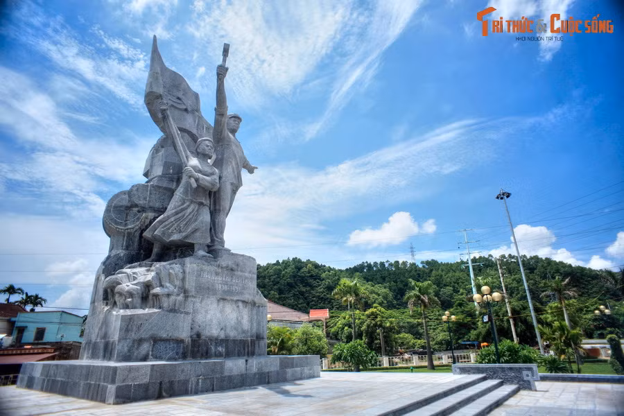 8. Nằm ở khu vực Ngã ba Bến Thủy của TP Vinh, tượng đài Công nông Xô Viết Trường Thi - Bến Thủy là công trình ghi dấu sự kiện mở đầu cho Phong trào cách mạng Xô Viết Nghệ Tĩnh 1930-1931. Tại địa điểm này, vào ngày 1/5/1930, hơn 1.200 quần chúng công nông đã kéo về nhà máy Trường Thi biểu tình đòi quyền lợi cho người lao động...