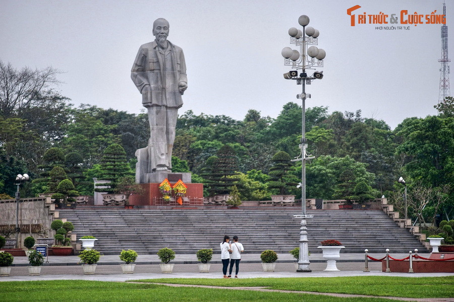 1. Nằm trên đường Nguyễn Văn Cừ ở TP Vinh, Quảng trường Hồ Chí Minh là một công trình văn hóa lớn mang ý nghĩa tôn vinh Chủ tịch Hồ Chí Minh, người con kiệt xuất của Nghệ An. Trung tâm Quảng trường đặt tượng đài Bác Hồ. Hình ảnh Người được tái hiện với bộ quần áo kaki, đôi dép cao su, dáng đi khoan thai, toát lên sự giản dị và gần gũi.