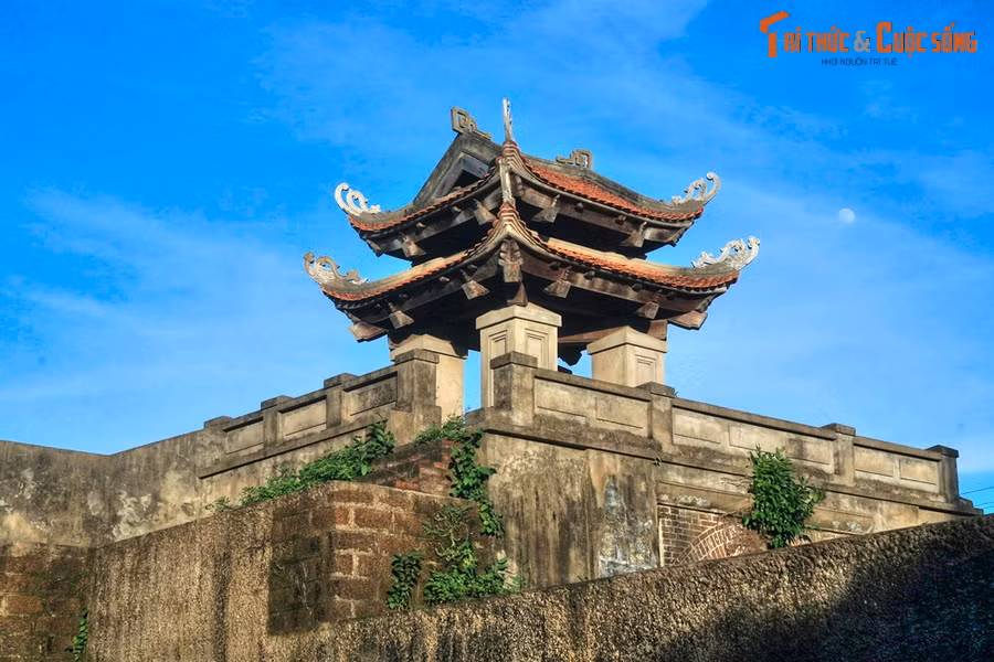 7. Nằm trên địa bàn ba phường Cửa Nam, Đội Cung và Quang Trung của TP Vinh, thành cổ Vinh được xây dựng vào đầu thời nhà Nguyễn, là nơi ghi dấu nhiều biến động lịch sử của xứ Nghệ. Ngày nay tòa thành bề thế một thời còn lưu giữ lại được ba cổng thành và các hào nước bao quanh tường thành xưa.