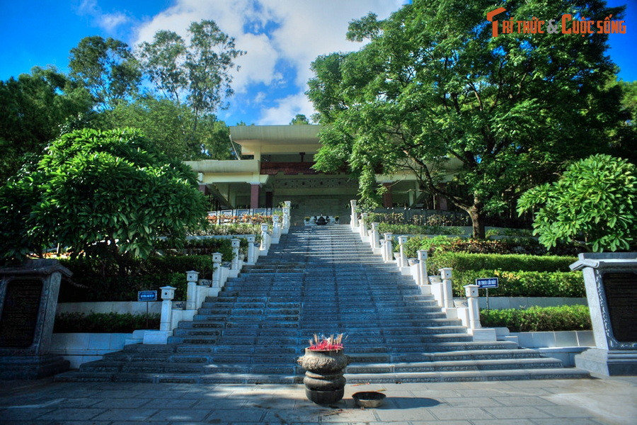 4. Núi Động Tranh (xã Nam Giang, huyện Nam Đàn) là nơi an nghỉ của thân mẫu Bác Hồ - cụ Hoàng Thị Loan (1868 - 1901). Mộ của người đã sinh ra Bác nằm ở lưng chừng núi, vị trí do ông Nguyễn Sinh Khiêm (anh ruột của Bác) chọn sau khi ông ra khỏi nhà tù thực dân, năm 1941.
