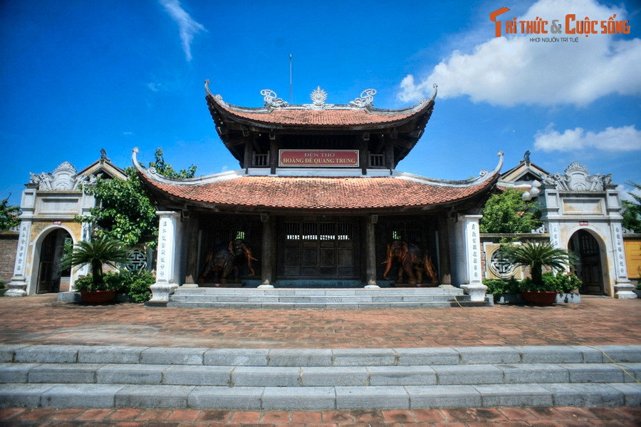 5. Nằm trên núi Dũng Quyết, phường Trung Đô, TP Vinh, đền thờ hoàng đế Quang Trung được khánh thành nhân kỷ niệm 220 năm sáng lập thành Phượng Hoàng Trung Đô - kinh thành vua Quang Trung cho xây dựng bên dòng sông Lam và núi Dũng Quyết. Ngôi đền vừa là địa điểm tâm linh, vừa là nơi ôn lại một trang sử hào hùng của xứ Nghệ.