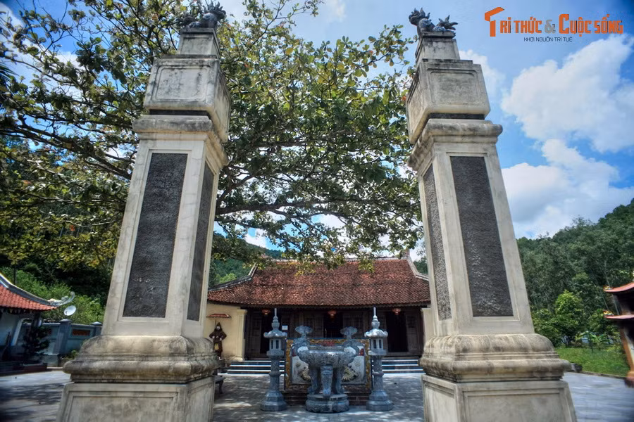 6. Nằm dưới chân núi Đụn, thuộc xã Nam Thái, huyện Nam Đàn, đền thờ và lăng mộ vua Mai Hắc Đế là nơi tôn vinh vị anh hùng đã lãnh đạo cuộc khởi nghĩa của người Việt chống sự chiếm đóng của nhà Đường đầu thế kỉ thứ 8. Khu vực di tích tọa lạc chính là thành lũy của kinh đô Vạn An dưới triều đại vị vua họ Mai.