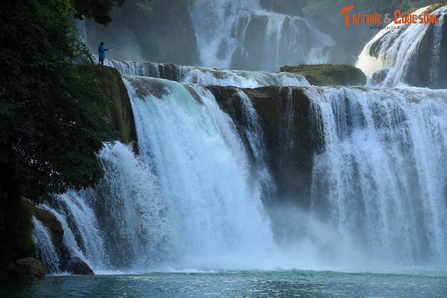  2. Cao Bằng. Cũng như Hà Giang, Cao Bằng là tỉnh miền núi có cảnh quan thiên nhiên đầy ấn tượng. Đây là địa phương có thác Bản Giốc, một trong những thác nước đẹp nhất thế giới. Động Ngườm Ngao nằm cách thác Bản Giốc không xa, được ví như "động Phong Nha miền Bắc".