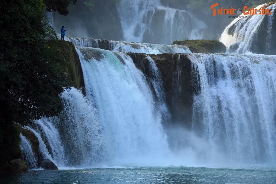  2. Cao Bằng. Cũng như Hà Giang, Cao Bằng là tỉnh miền núi có cảnh quan thiên nhiên đầy ấn tượng. Đây là địa phương có thác Bản Giốc, một trong những thác nước đẹp nhất thế giới. Động Ngườm Ngao nằm cách thác Bản Giốc không xa, được ví như "động Phong Nha miền Bắc".