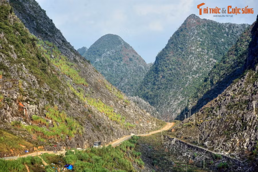  1. Hà Giang. Là tỉnh cực Bắc Việt Nam, Hà Giang có phong cảnh kỹ vĩ đến mê hồn. Thắng cảnh nổi tiếng nhất của tình này là cao nguyên đá Đồng Văn, địa điểm đã được UNESCO công nhận là Công viên địa chất toàn cầu