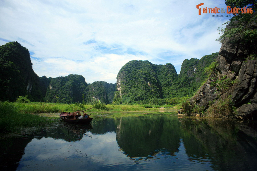  5. Ninh Bình. Mặc dù thuộc khu vực Đồng bằng sông Hồng, tỉnh Ninh Bình có đến 3/4 diện tích là đồi núi. Những ngọn núi đá bị phong hóa theo thời gian đã hình thành nên diện mạo đặc trưng của Di sản thế giới kép (thiên nhiên - văn hóa) Quần thể danh thắng Tràng An ở tỉnh này.