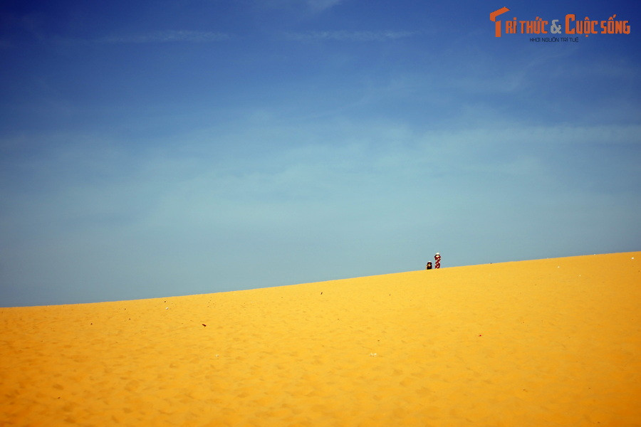  9. Bình Thuận. Dù không có những vịnh biển đẹp như Nha Trang, Bình Thuận lại được du khách gần xa biết đến nhờ những "đồi cát bay" đẹp đến siêu thực. Hải đăng Kê Gà - ngọn hải đăng cổ nằm trên một đảo đá - cũng là một cảnh đẹp không thể không chiêm ngưỡng ở tỉnh này