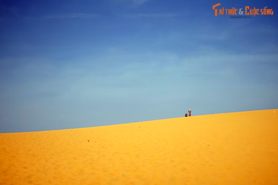  9. Bình Thuận. Dù không có những vịnh biển đẹp như Nha Trang, Bình Thuận lại được du khách gần xa biết đến nhờ những "đồi cát bay" đẹp đến siêu thực. Hải đăng Kê Gà - ngọn hải đăng cổ nằm trên một đảo đá - cũng là một cảnh đẹp không thể không chiêm ngưỡng ở tỉnh này