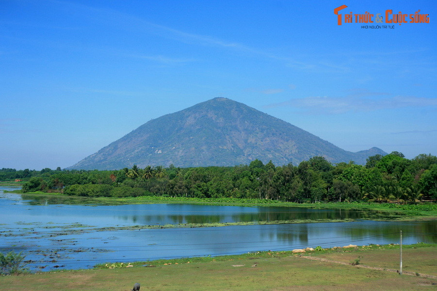  11. Tây Ninh. Trong các tỉnh Đông Nam Bộ, Tây Ninh là tỉnh có cảnh quan thiên nhiên ấn tượng nhất. Đây là địa phương có núi Bà Đen - nóc nhà của Nam Bộ (cao 996 mét so với mực nước biển), và hồ Dầu Tiếng - hồ nước nhân tạo lớn nhất Việt Nam (Diện tích bề mặt 270 km²).