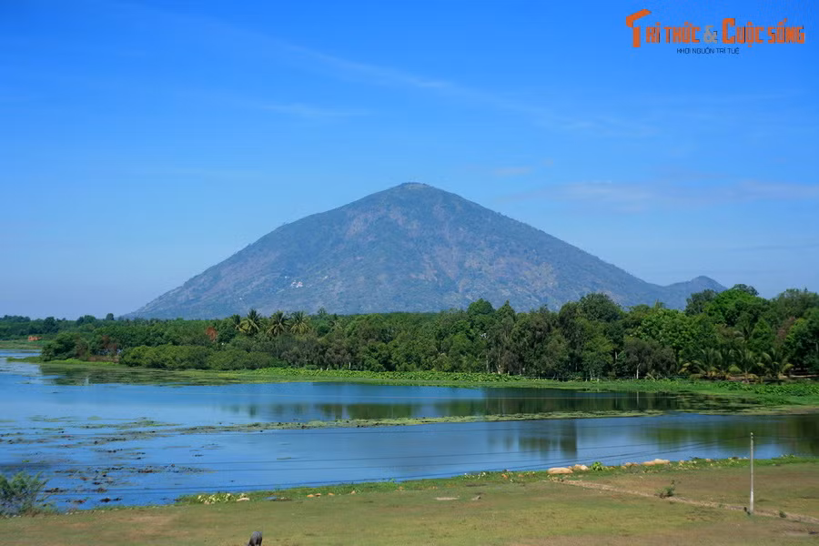  11. Tây Ninh. Trong các tỉnh Đông Nam Bộ, Tây Ninh là tỉnh có cảnh quan thiên nhiên ấn tượng nhất. Đây là địa phương có núi Bà Đen - nóc nhà của Nam Bộ (cao 996 mét so với mực nước biển), và hồ Dầu Tiếng - hồ nước nhân tạo lớn nhất Việt Nam (Diện tích bề mặt 270 km²).