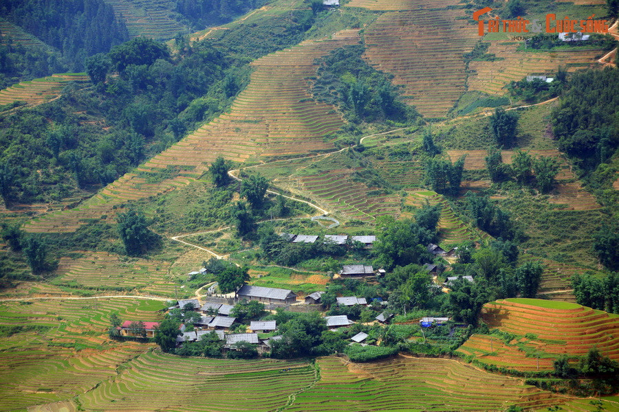  3. Lào Cai. Không kém cạnh Hà Giang và Cao Bằng, tỉnh Lào Cai là nơi có đỉnh Phansipan - nóc nhà Đông Dương, với chiều cao 3.143 so với mực nước biển. Thị xã Sa Pa của tình này được biết đến rộng rãi trên bản đồ du lịch quốc tế với phong cảnh miền núi hữu tình.
