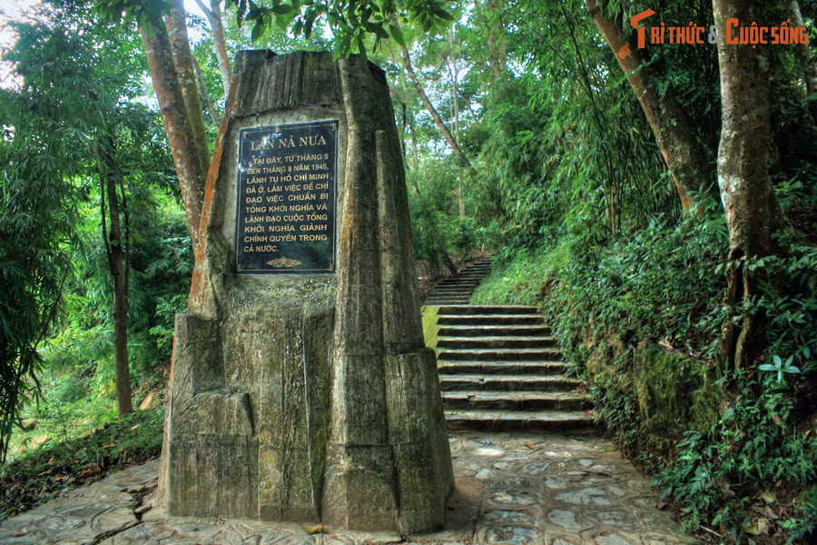 Nhưng chính từ căn lán đơn sơ, với những nhận định đúng đắn, quyết sách kịp thời về thời cơ cách mạng, Bác Hồ đã chỉ đường cho toàn dân vươn tới một bước ngoặt có ý nghĩa lịch sử vĩ đại. Từ bước ngoặt đó, dân tộc Việt Nam đã đập tan gông cùm nô lệ, bước sang kỷ nguyên độc lập, tự do.