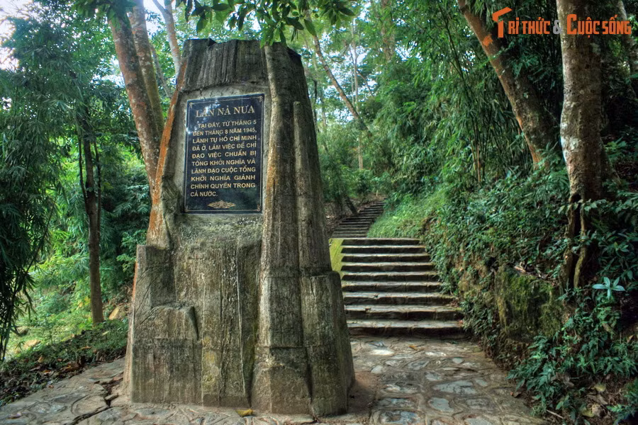 Nhưng chính từ căn lán đơn sơ, với những nhận định đúng đắn, quyết sách kịp thời về thời cơ cách mạng, Bác Hồ đã chỉ đường cho toàn dân vươn tới một bước ngoặt có ý nghĩa lịch sử vĩ đại. Từ bước ngoặt đó, dân tộc Việt Nam đã đập tan gông cùm nô lệ, bước sang kỷ nguyên độc lập, tự do.