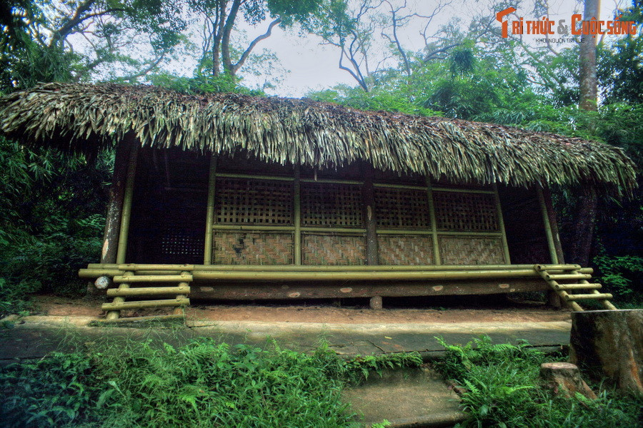 Lán điện đài là nơi thông tin liên lạc giữa Mặt trận Việt Minh và quân Đồng Minh (tại Côn Minh - Trung Quốc). Từ căn lán này, Bác và các cán bộ Việt Minh đã nắm bắt thông tin quan trọng về tình hình thế giới, từ đó đưa ra những quyết sách quan trọng cho cách mạng Việt Nam. Ảnh: Lán điện đài.