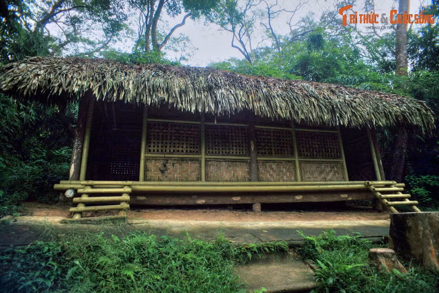 Lán điện đài là nơi thông tin liên lạc giữa Mặt trận Việt Minh và quân Đồng Minh (tại Côn Minh - Trung Quốc). Từ căn lán này, Bác và các cán bộ Việt Minh đã nắm bắt thông tin quan trọng về tình hình thế giới, từ đó đưa ra những quyết sách quan trọng cho cách mạng Việt Nam. Ảnh: Lán điện đài.