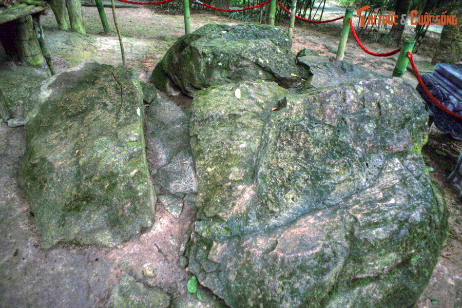 So với cả cuộc đời hoạt động cách mạng của Bác Hồ, ba tháng Người sống và làm việc tại Tân Trào là một khoảng thời gian rất ngắn... Ảnh: Phiến đá trước lán Nà Nưa, được Bác tận dụng làm bàn làm việc.