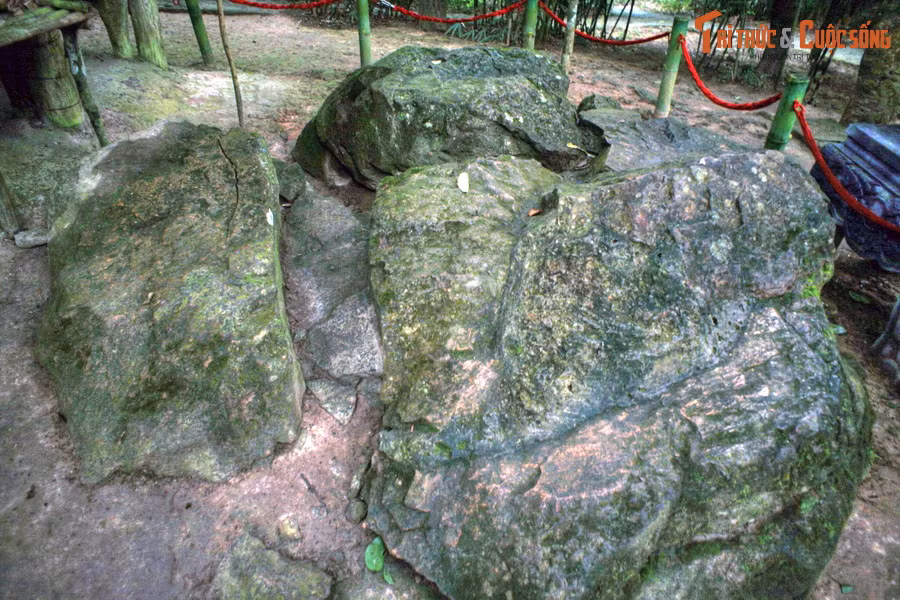 So với cả cuộc đời hoạt động cách mạng của Bác Hồ, ba tháng Người sống và làm việc tại Tân Trào là một khoảng thời gian rất ngắn... Ảnh: Phiến đá trước lán Nà Nưa, được Bác tận dụng làm bàn làm việc.