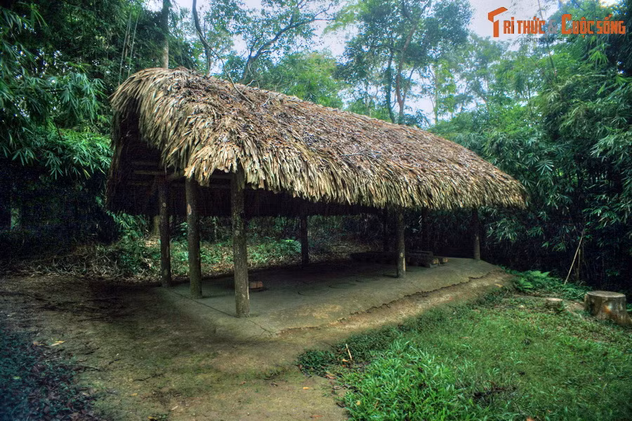 Ngày 13/8/1945, tại khu rừng Nà Nưa, Hội nghị cán bộ toàn quốc của Đảng khai mạc trong không khí hết sức khẩn trương. Uỷ ban khởi nghĩa được thành lập, 23h ngày 13/8/1945, ra bản quân lệnh số I, hạ lệnh toàn dân đứng dậy giành chính quyền. Ảnh: Căn lán nơi diễn ra hội nghị.