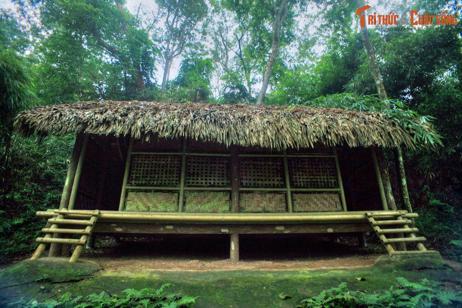 Lán đồng minh tại khu rừng Nà Nưa đã ghi dấu sự hợp tác giữa Mặt trận Việt Minh và các đại diện của Đồng Minh. Chính sách đối ngoại đa phương, tận dụng mọi sự giúp đỡ của các lực lượng quốc tế thể hiện tầm nhìn ngoại giao sáng suốt, linh hoạt của Bác Hồ. Ảnh: Lán đồng minh.