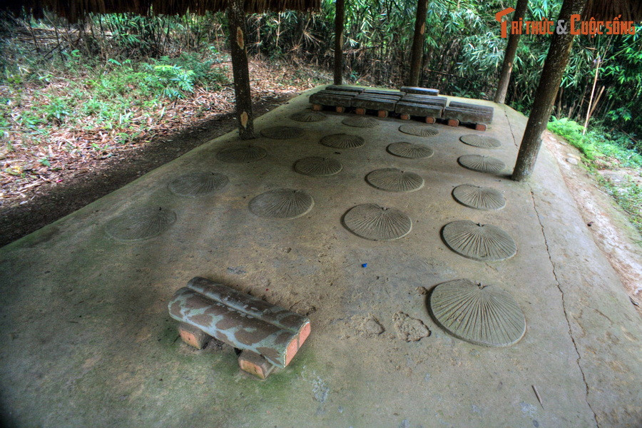 Ngày 15/8/1945, sau khi được tin Nhật chính thức đầu hàng quân Đồng Minh vô điều kiện, Bác Hồ đã đề nghị Hội nghị nên kết thúc sớm để đại biểu còn kịp về các địa phương lãnh đạo khởi nghĩa. Ngày 16 và 17/8, Bác dự Quốc dân Đại hội tại đình Tân Trào, được Đại hội bầu làm Chủ tịch Uỷ ban Dân tộc giải phóng Việt Nam. Ảnh: Bên trong lán hội nghị.