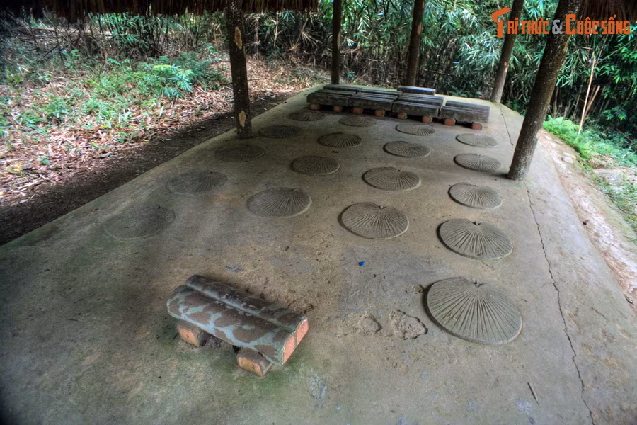 Ngày 15/8/1945, sau khi được tin Nhật chính thức đầu hàng quân Đồng Minh vô điều kiện, Bác Hồ đã đề nghị Hội nghị nên kết thúc sớm để đại biểu còn kịp về các địa phương lãnh đạo khởi nghĩa. Ngày 16 và 17/8, Bác dự Quốc dân Đại hội tại đình Tân Trào, được Đại hội bầu làm Chủ tịch Uỷ ban Dân tộc giải phóng Việt Nam. Ảnh: Bên trong lán hội nghị.