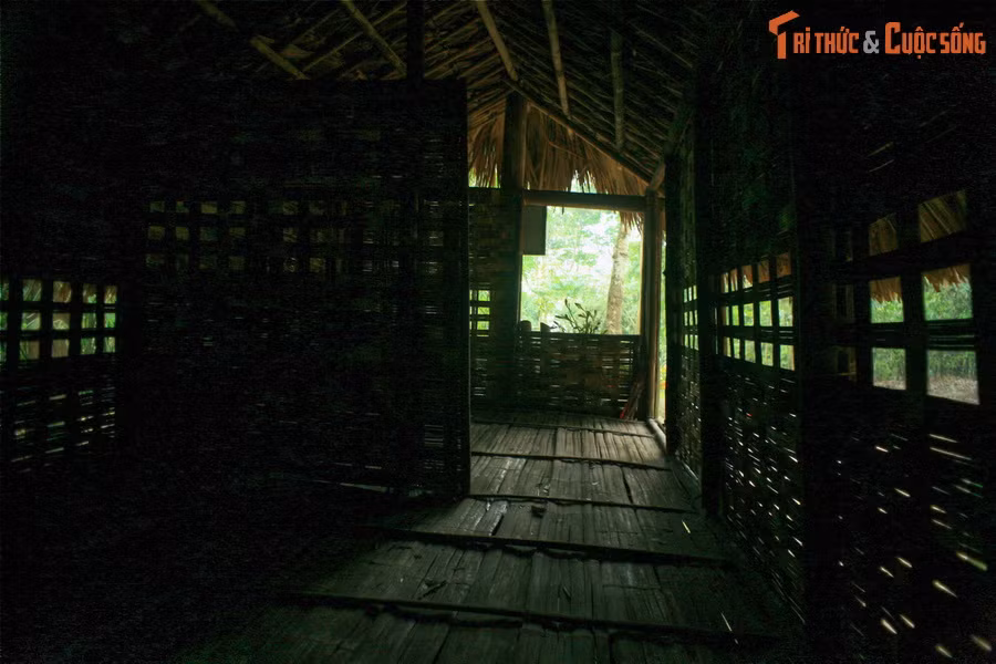 Công trình có hai gian nhỏ, gian bên trong là nơi Bác Hồ nghỉ ngơi, còn gian ngoài là chỗ Người làm việc và tiếp khách. Khi ở lán Nà Nưa, điều kiện làm việc của Bác hết sức gian khổ và khó khăn, những bữa ăn đạm bạc, chỉ có măng rừng chấm muối vừng, cơm chan nước chè xanh.