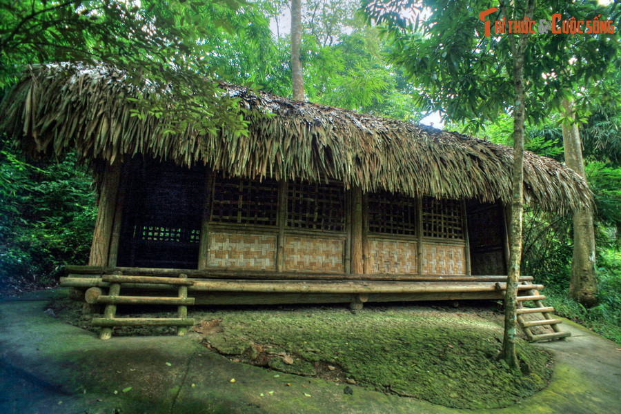 Để đảm bảo an toàn cho Bác, các đồng chí cảnh vệ dựng một căn lán nhỏ cách lán của Bác khoảng 20 mét về phía Đông, án ngữ con đường mòn từ làng Tân Lập vào, từ Thái Nguyên sang, đồng thời đặt nhiều trạm gác bí mật xung quanh khu vực Bác làm việc. Ảnh: Lán cảnh vệ.