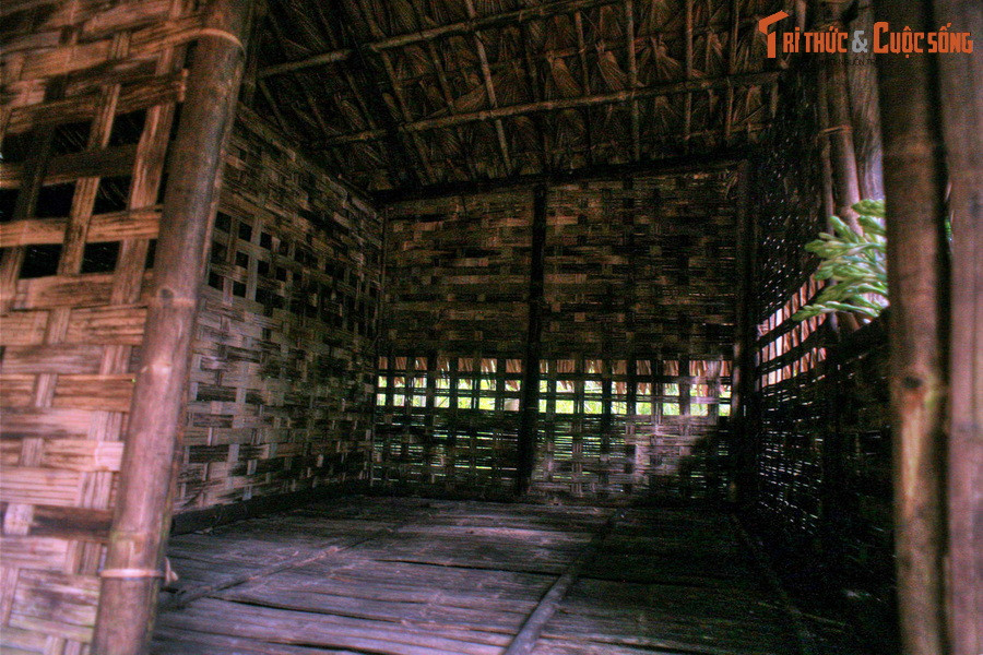 Hoàn cảnh sống và làm việc như vậy, cộng với sự khắc nghiệt của núi rừng, sức khỏe của Bác giảm sút. Với tinh thần cách mạng cao cả, Bác đã vượt qua được những trở ngại này để lãnh đạo cuộc cách mạng trước tình thế cấp bách của Việt Nam và thế giới.