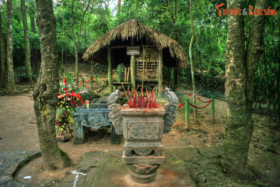 Nằm trong quần thể di tích cách mạng Chiến khu Tân Trào, lán Nà Nưa (còn gọi là lán Nà Lừa thuộc huyện Sơn Dương, tỉnh Tuyên Quang) là một căn lán nhỏ, nằm ở sườn núi Nà Nưa, cách làng Tân Lập gần 1 km về hướng Đông. Đây chính là nơi ở và làm việc của Bác Hồ những ngày chuẩn bị cho Cách mạng Tháng 8/1945.