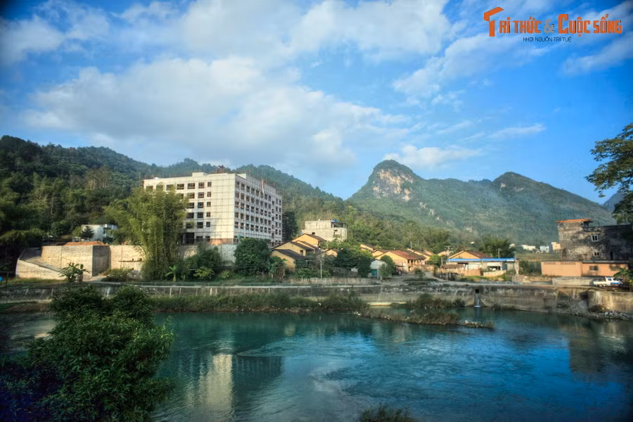 Tỉnh lộ 206 có nhiều đoạn chạy men theo sông Quây Sơn. Đi trên con đường này, du khách có thể ngắm nhìn các công trình và đời sống của người dân Trung Quốc ở phía bên kia sông.